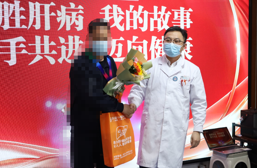 【颁牌仪式】肝病二科宋现祯院长为两位乙肝临床治愈患者颁发金牌！